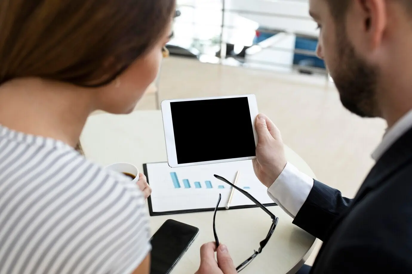 Коллеги вместе участвуют в видеоконференции.